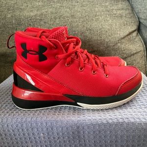 UNDER ARMOUR KIDS BASKETBALL SHOES SIZE 3.5